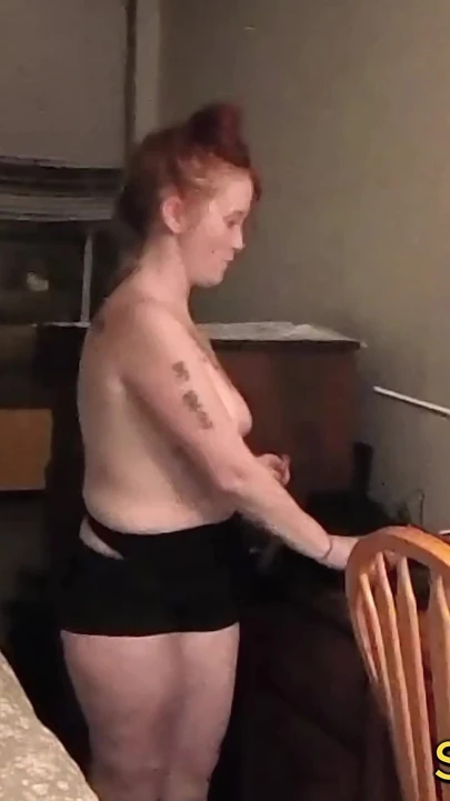 Kızıl saçlı sokak fahişesi ilk pornosunu yapmak için heyecanlı!!