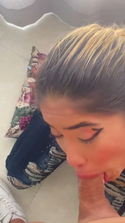 Scarlett Kent sıkı bluejeans ve yüksek topuklu ayakkabılarla büyük yarağı gırtlağına kadar alıyor bakış açısı | Klip 1