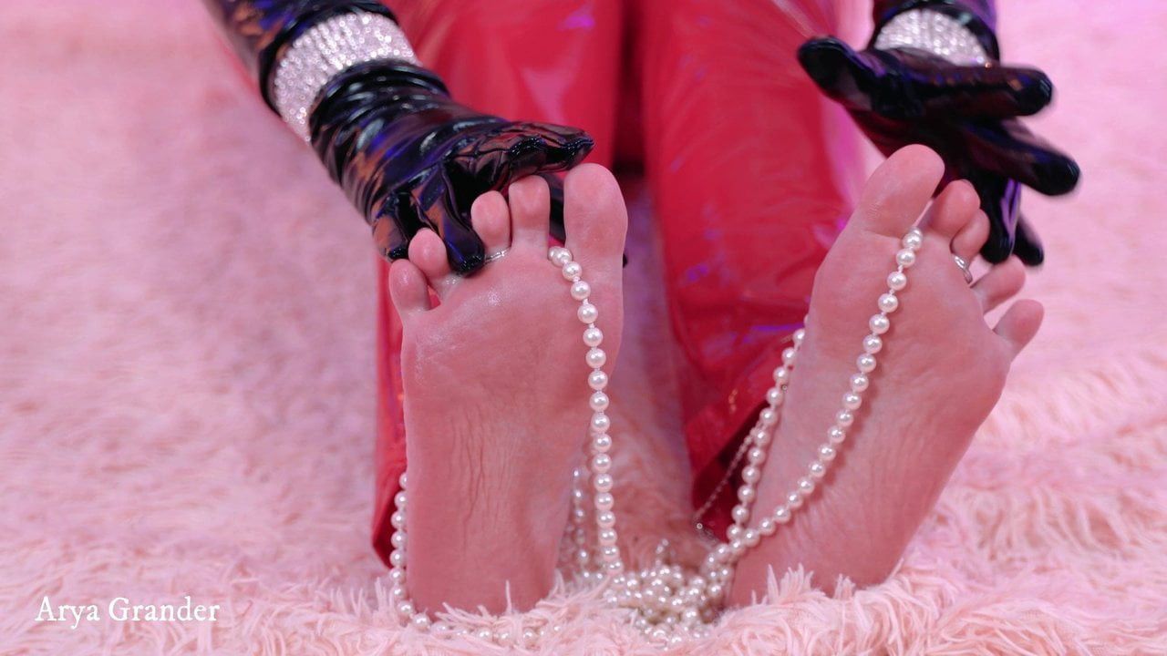 Retro pin yukarı düzgün vücutlu metres barefoot ayak fetişi inci kızdırmak