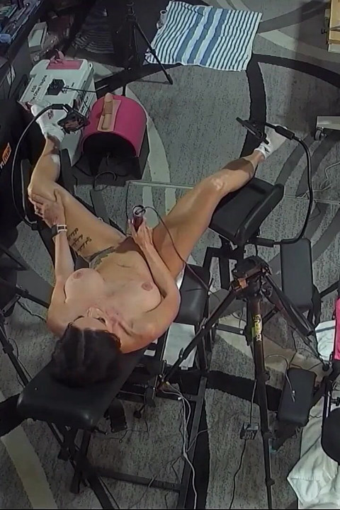 Islak götlü amcığım gyno sandalyesinde büyük bir klitoris üzerinde bir eroscillator'dan sert orgazm oluyor. Rizin' Studio..