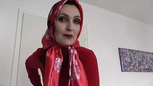 Lady Victoria Valente kırmızı kaşmir kaplumbağa yakalı kazak ile zarif saten başörtüsü gösterdi