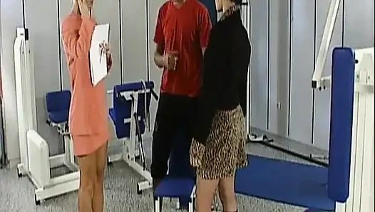 Sarışın Alman genç erkek avcısı oyuncak kullanıyor ve klasik ffm üçlü grup sekste paylaşılıyor