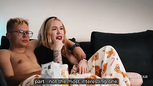Sarışın üvey annenin çıplak amcığı birlikte film izlerken üvey oğluyla alay ediyor - yasak sarılma ateşli sikişe dönüşüyor