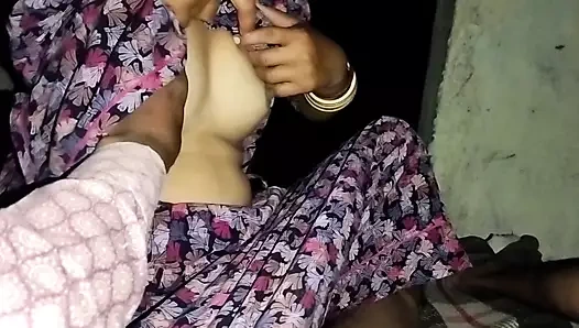 Üvey kız kardeş ve üvey erkek kardeş mağaza odasında seks ilişkisi yapıyor, Hintli ateşli kız üvey erkek kardeşi tarafından sikiliyor