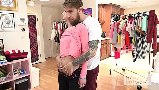 Bts - minik hatun Avery Moon Bryan Gozzling tarafından sikilmeyi seviyor!