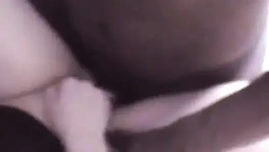 Amatör sarışın bebek oturma odasında adamın siyah yarağını emiyor