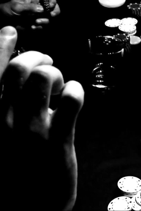 Sarışın piliç iç çamaşırını giyiyor ve bu uzun yarağı alıyor