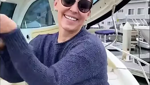 Seksi göğüslerinin dansı