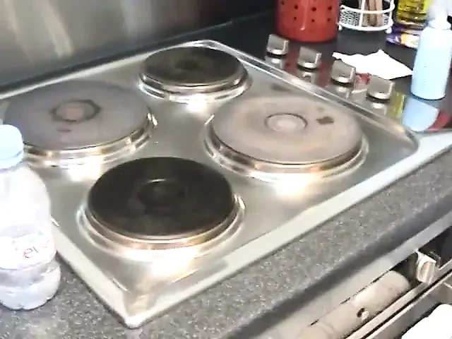 Senin için vücuduna dokunuyor