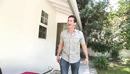 Dövmeli genç kız Veronica Rodriguez zevk almak için emiyor ve sikişiyor