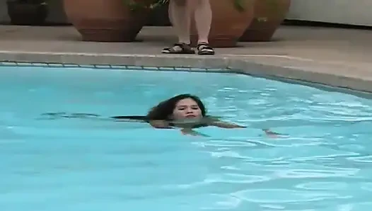 2 seksi latin havuzda ve plajda lateks fetişi sunuyor