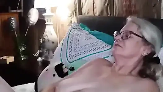 Seksi iri güzel kadın çıplak yoga yapıyor ve sonra boşalıyor!