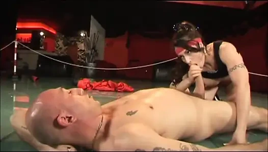 Lezbiyenler öpüşüyor yalıyor parmaklıyor ve büyük yaraklı üçlü sikişiyor