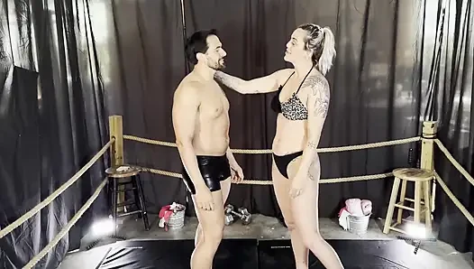 Andi Vicious vs Sam Stout in een intense topless boksgevecht