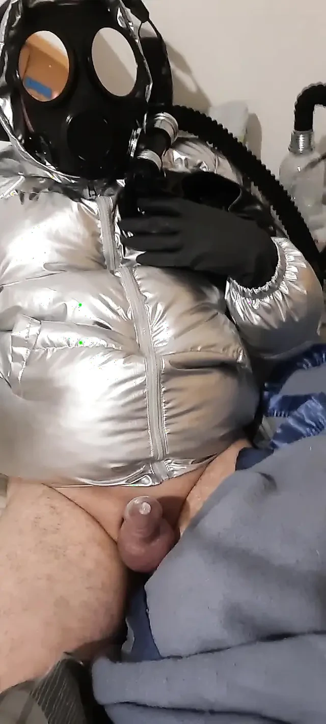 Gaz maskeli rebreather baloncuk eğlencesi.