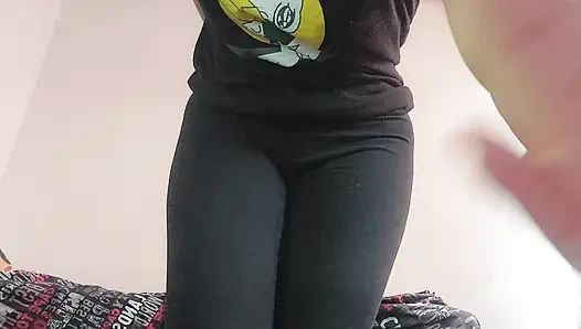 Ateşli orta yaşlı seksi kadın dışarıda bir gece için hazırlanıyor