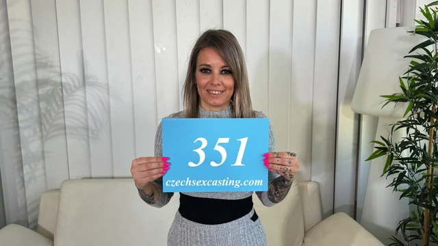 Милфа-блондинка позволяет ему кончить внутрь