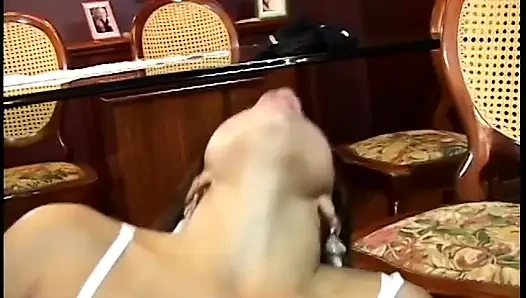 Edepsiz sikiş sürtük latin amını ve götünü oturma odasında siktiriyor