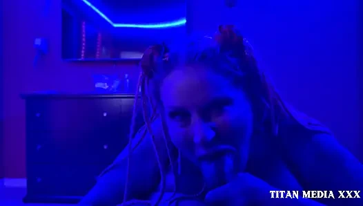 İri güzel orta yaşlı seksi kadın büyük zenci yarağını katlediyor ve yüzüne boşalma bakış açısı