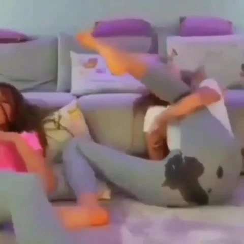 kızlar pissing içinde giysi