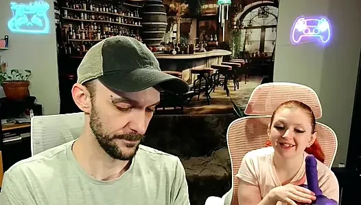 Rewuwa Oturup Vibratöre Biniyor Kutu açılıp Mastürbasyon Yapıyor