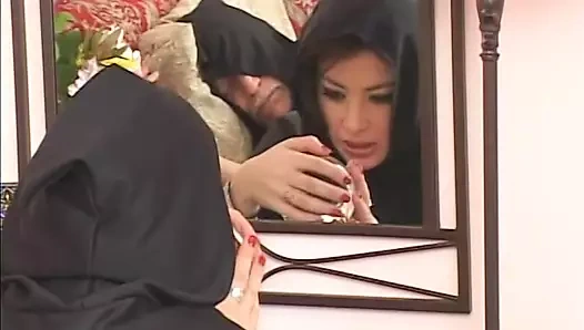 Üç aç sürtük ile ateşli lezbiyen dildo grup seks partisi