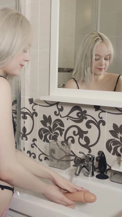 Azgın üvey kız kardeş ilk dildo anal sikiş