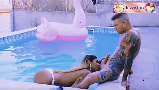 Dövmeli bir çift. tatlı oral seks