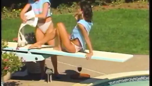 Seksi esmer hatun sıkı amcığıyla arkadaşının büyük takma yarağına biniyor