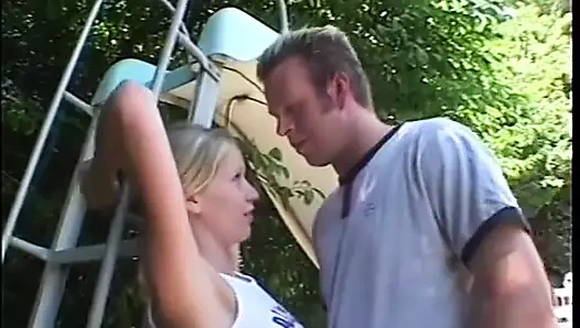 Genç sürtük yüzme havuzunun yanında biraz eğlenmek istiyor