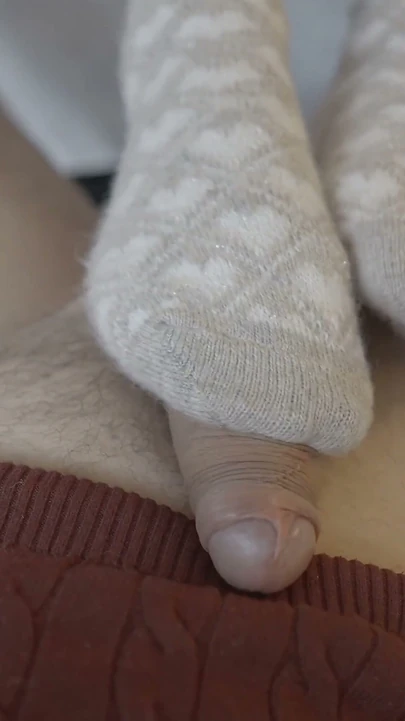 Sarışın orta yaşlı seksi kadın bulanık çoraplı titus'a ıslak ayakla mastürbasyon yapıyor