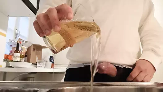 Mutfakta bir bardağa çaresiz çiş