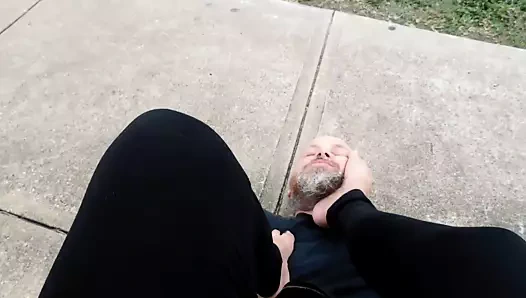 Bresha ayak öpücüğü ve halka açık parkta ibadet