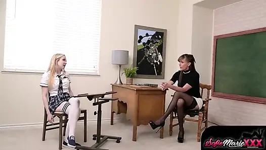 Profesör Sofie Marie Alaina Taylor'dan keyifli bir oral seks yapıyor