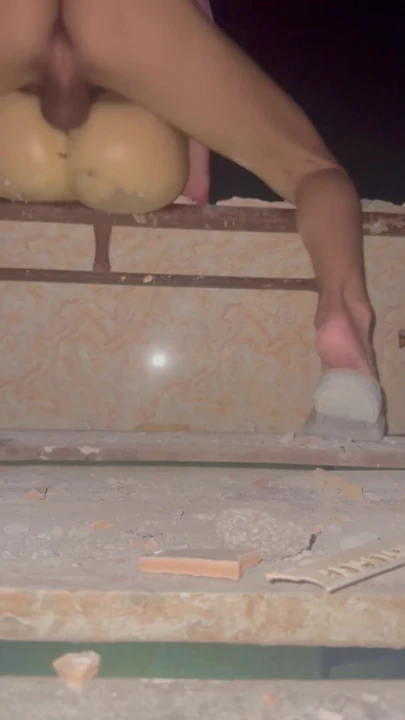 İnşaat altındaki yeri görmeye gittiğimde, azgındım ve sikişmek için bir bebek almak zorunda kaldım. | Klip 1