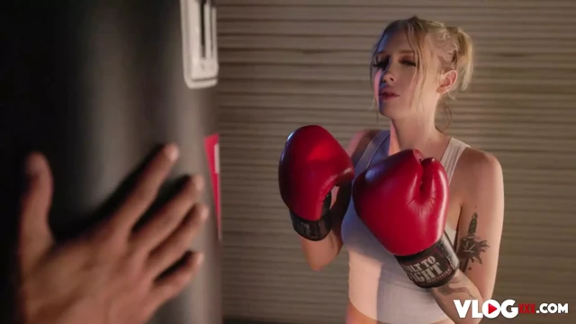 Atletik sarışın Marilyn Johnson 69'un ardından sert sikiliyor