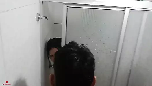 Vahşi seks yapan bir çift üvey erkek kardeşle zengin bir duş