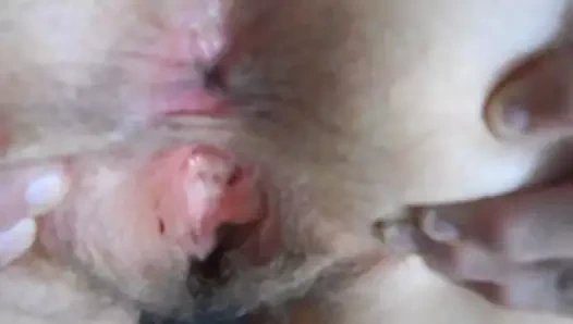 karısı geniş açık ve cum için kuyruğunu sallıyor