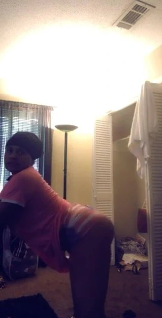 Göt şortlu güzel göt