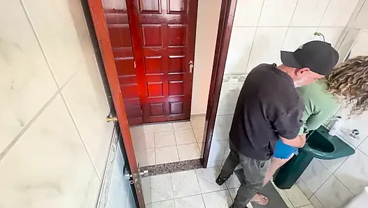 Banyoda üvey kız kardeşine sürtünerek boşalıyor