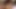 Seksi kız yatağa uzanıyor ve emmek için ağzına büyük bir yarak dolduruyor