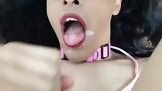 Bikinili seksi travesti mastürbasyon yapıyor, yüzüne boşalma ve döl yeme