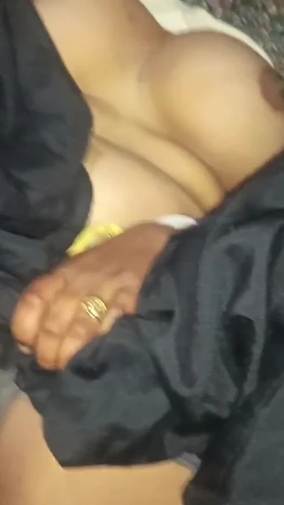 Ağrılı anal deneme - Hintli evli kadın Savita kocasını mutlu etmek için ilk kez seksi sari içinde anal seks yapıyor. | Klip 1