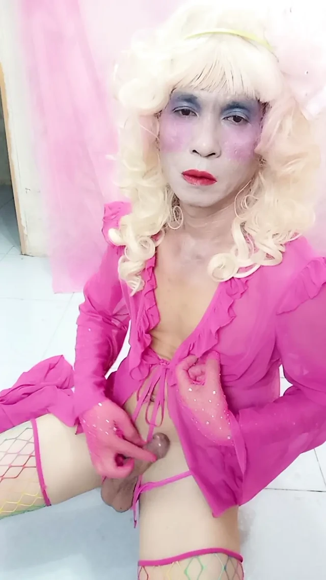 Oanh Le transgender wearing sexy clothes, pornography, gentle cock jerking is too happy