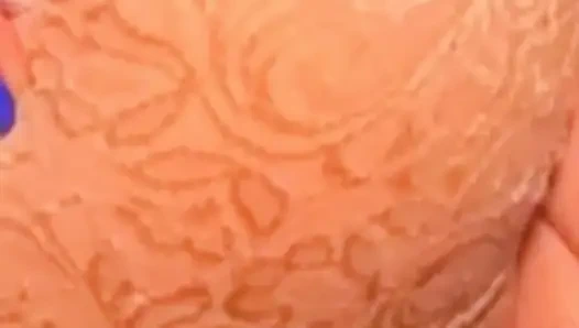 Sert anal yakın çekim sikişiyor, üvey annenin büyük götüne boşalıyor