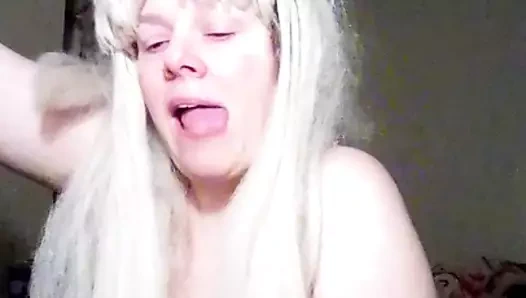 Seksi sarışın çükünü emmek istiyor