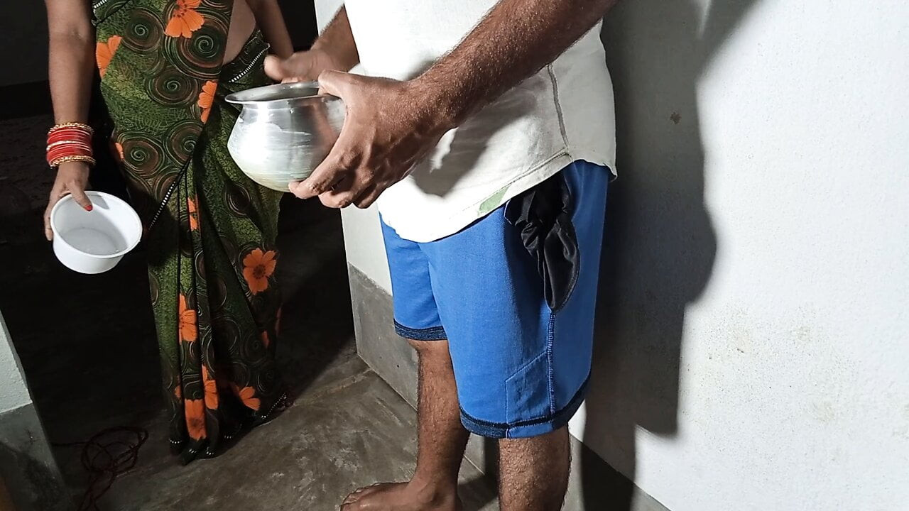 Pados Wali Bhabhi Ko Choda Dudh Lene Ke Bahane Se - XXx Sex