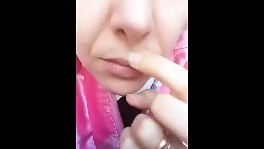 Parmaklarımı burnuma sokmamalıydım ama çok hoşuma gidiyor...