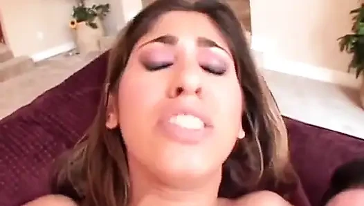 Azgın adam sert yarağını Latin piliçlerin tıraşlı amcığının derinliklerine sokuyor