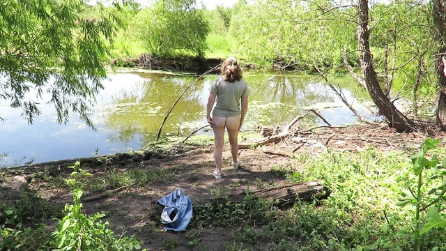 Patricia soyunup mastürbasyon yapmak için nehir kenarında bir yer arıyor.